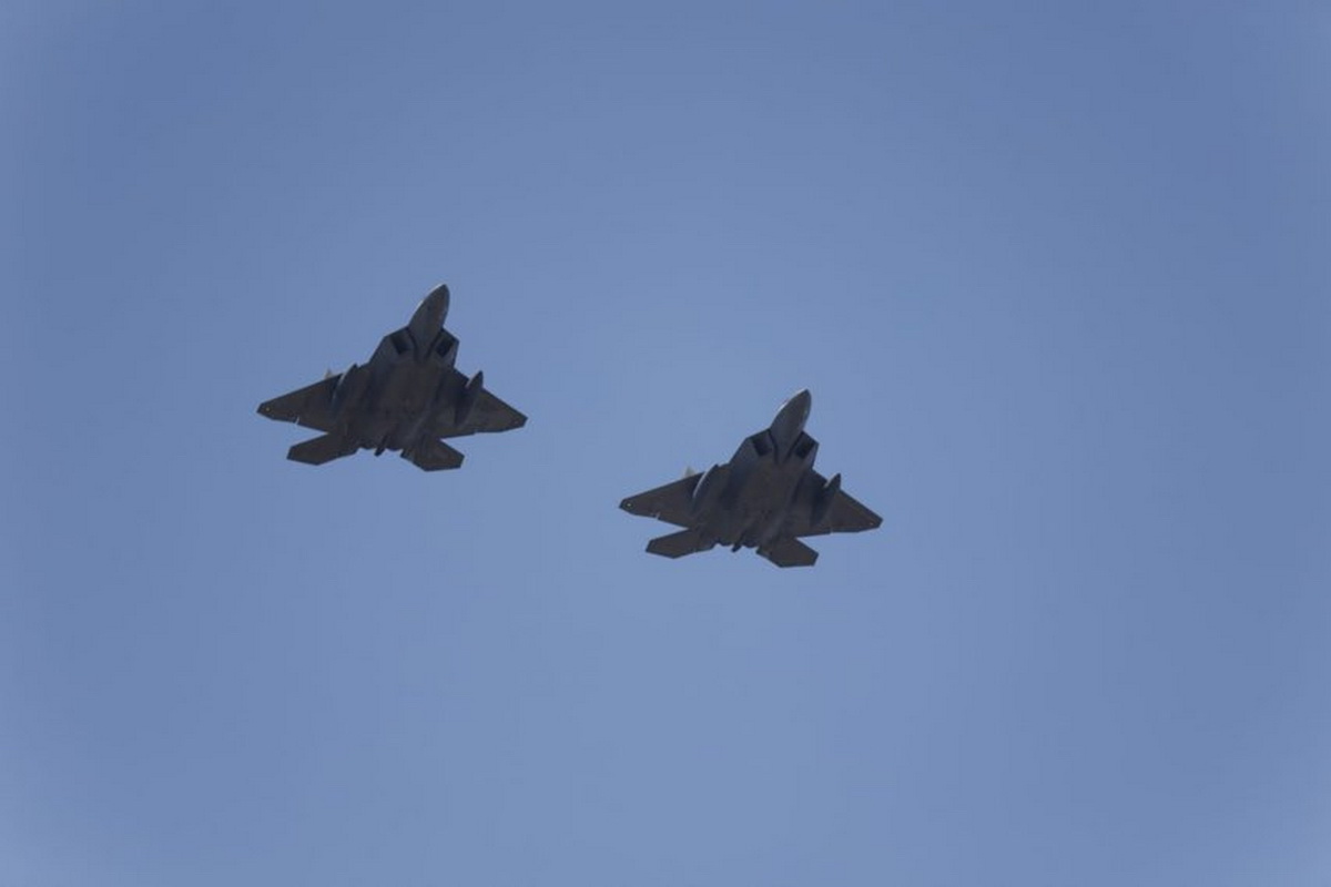 Американские F-22 Raptor приземлились в Польше
