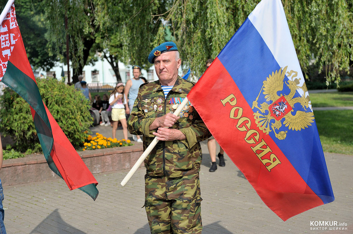 Бобруйские десантники прошли маршем с российским флагом – видеофакт