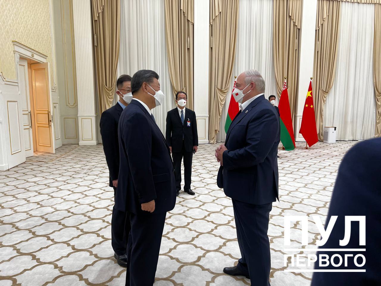 Лукашенко на встречу с Си Цзиньпином пришлось надеть маску