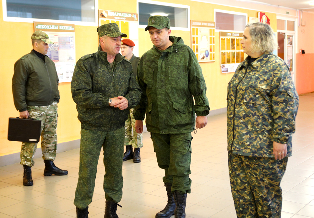 Ополченцам Лобжи показали, как пользоваться автоматом