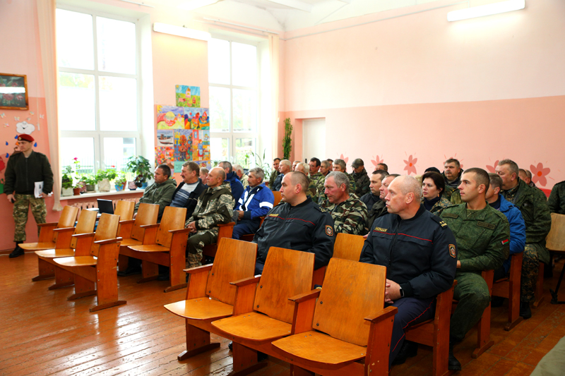 Ополченцам Лобжи показали, как пользоваться автоматом