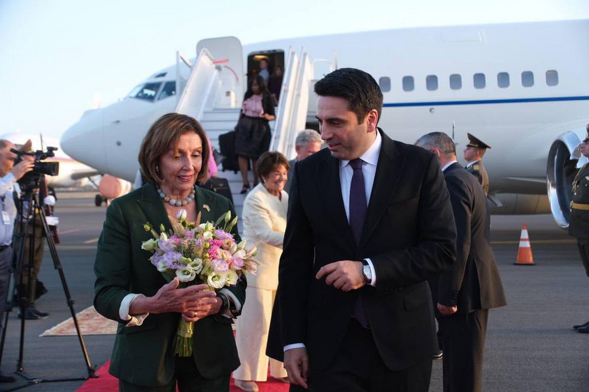 Нэнси Пелоси прилетела в Армению