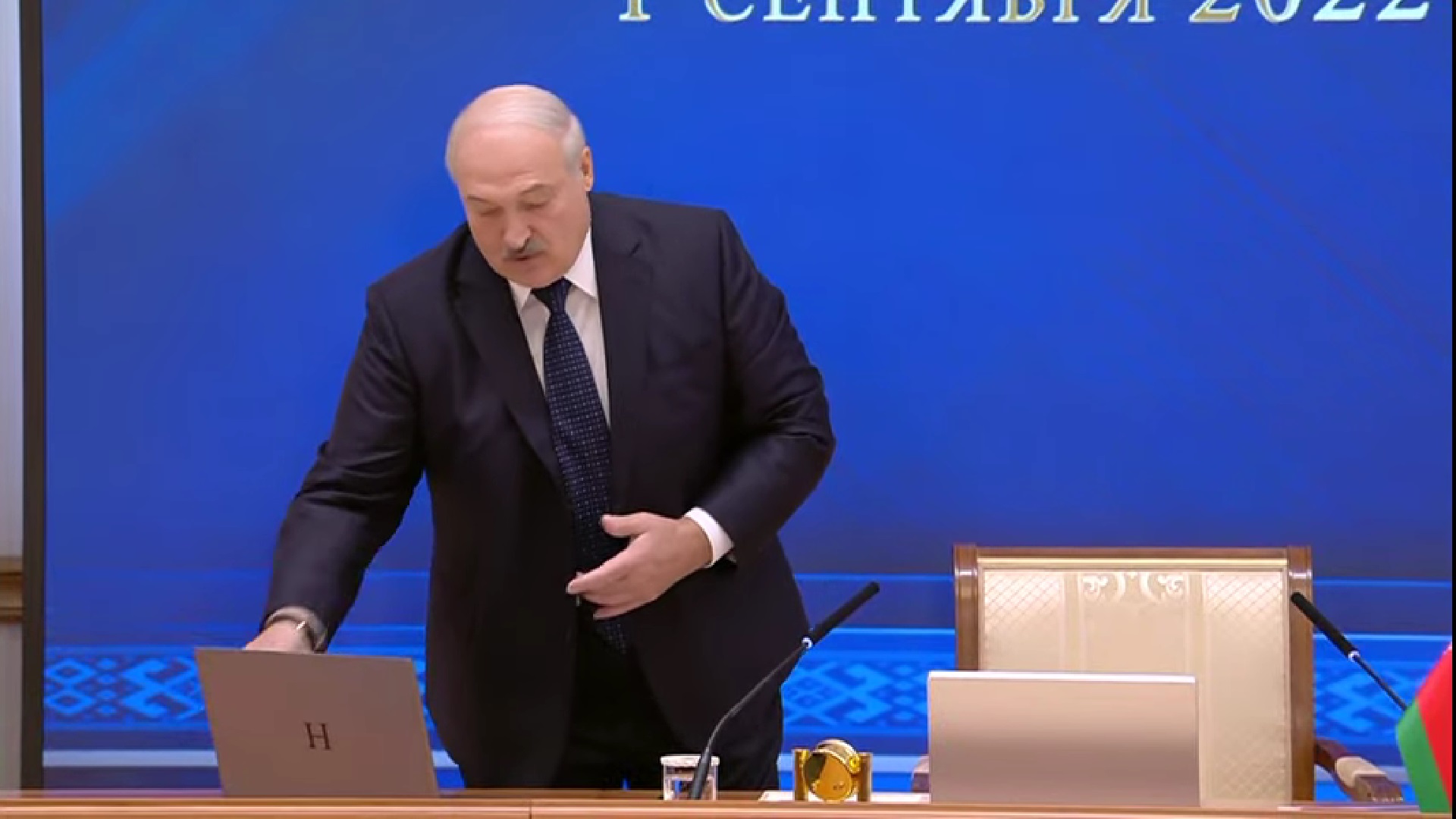 Лукашенко показал школьникам "первый компьютер" "Горизонта"