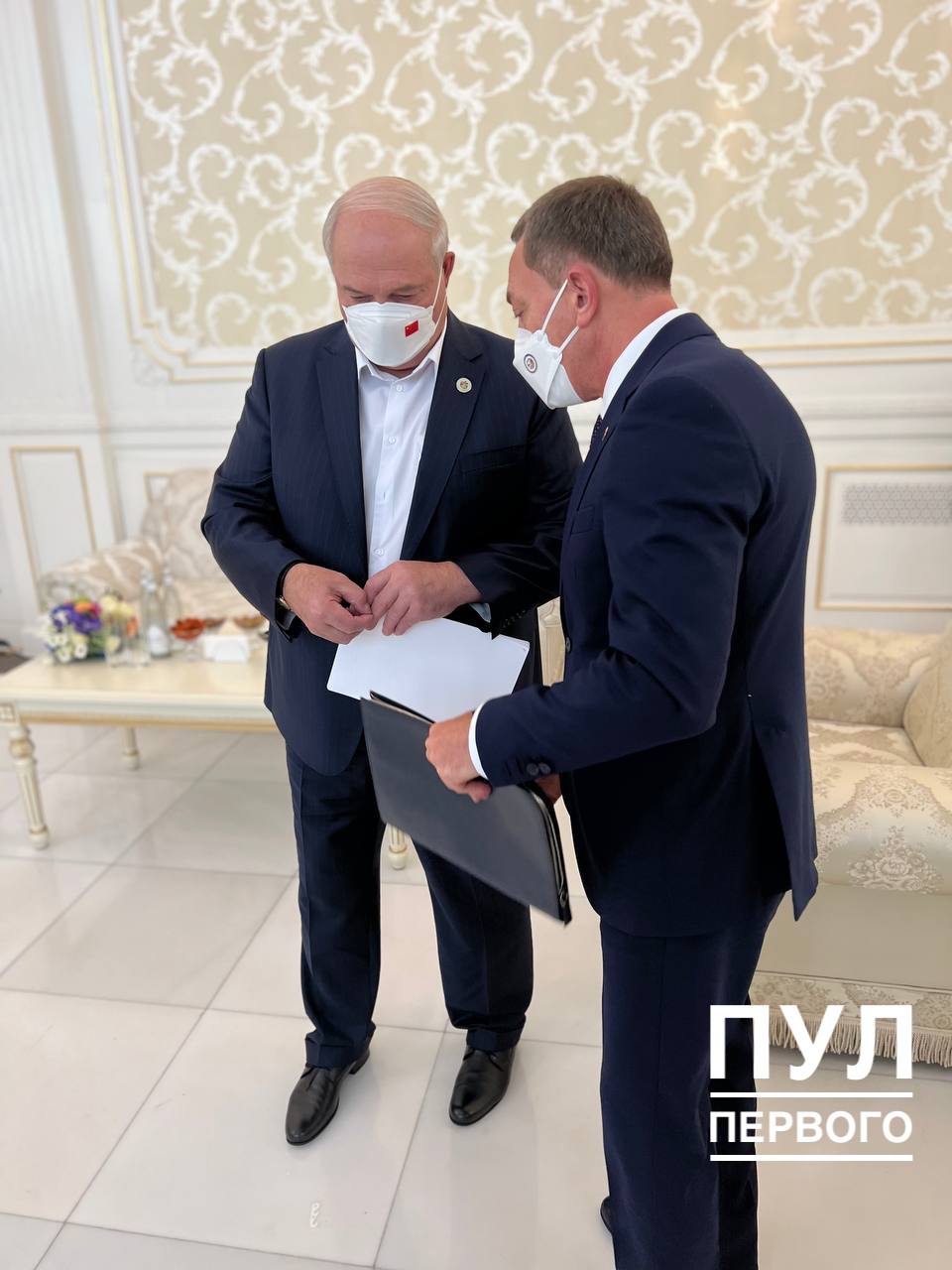 Лукашенко на встречу с Си Цзиньпином пришлось надеть маску