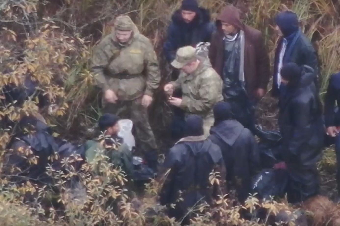 Польские пограничники опубликовали видео с беларусскими военными и мигрантами