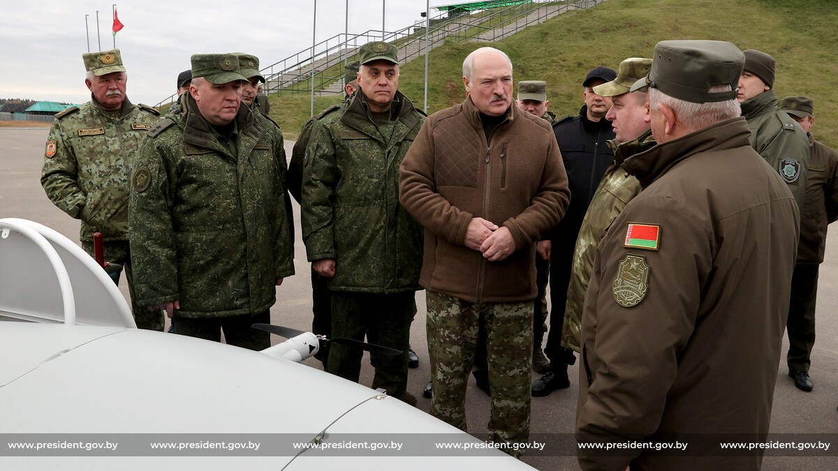 Лукашенко: Нежелательно, чтобы наша техника была в Украине