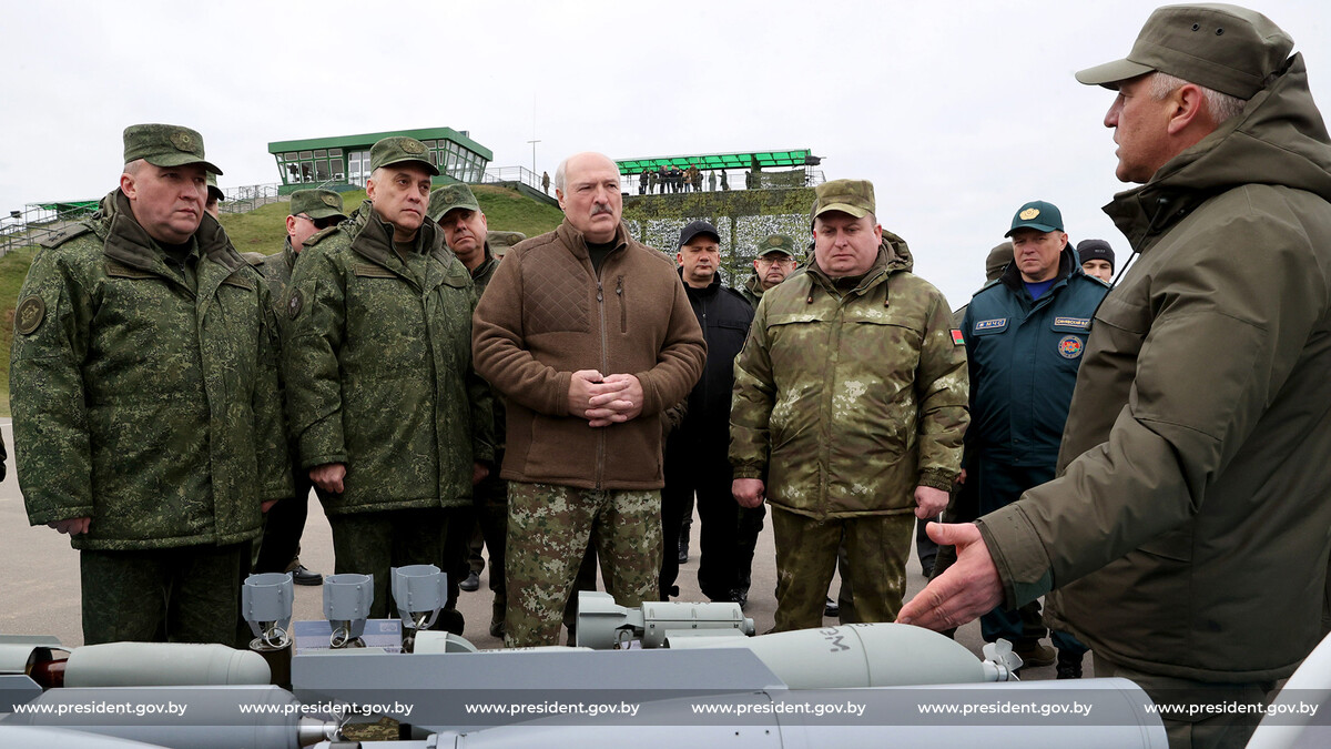 Лукашенко: Нежелательно, чтобы наша техника была в Украине