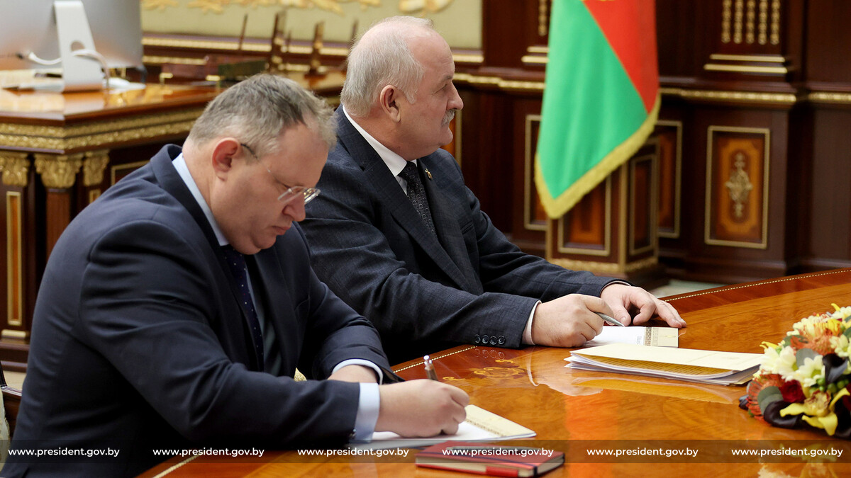 Лукашенко вызвал главу Нацбанка для обсуждения поддержки экономики