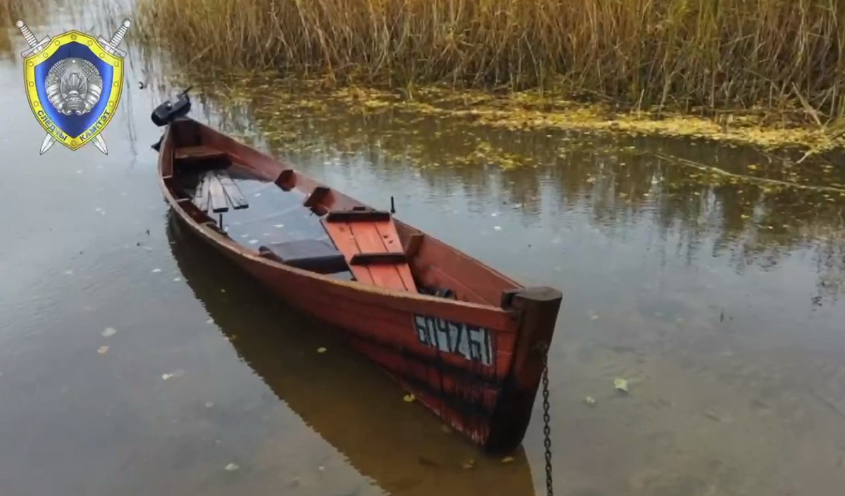 Лодка с рыбаками перевернулась на озере в Миорском районе