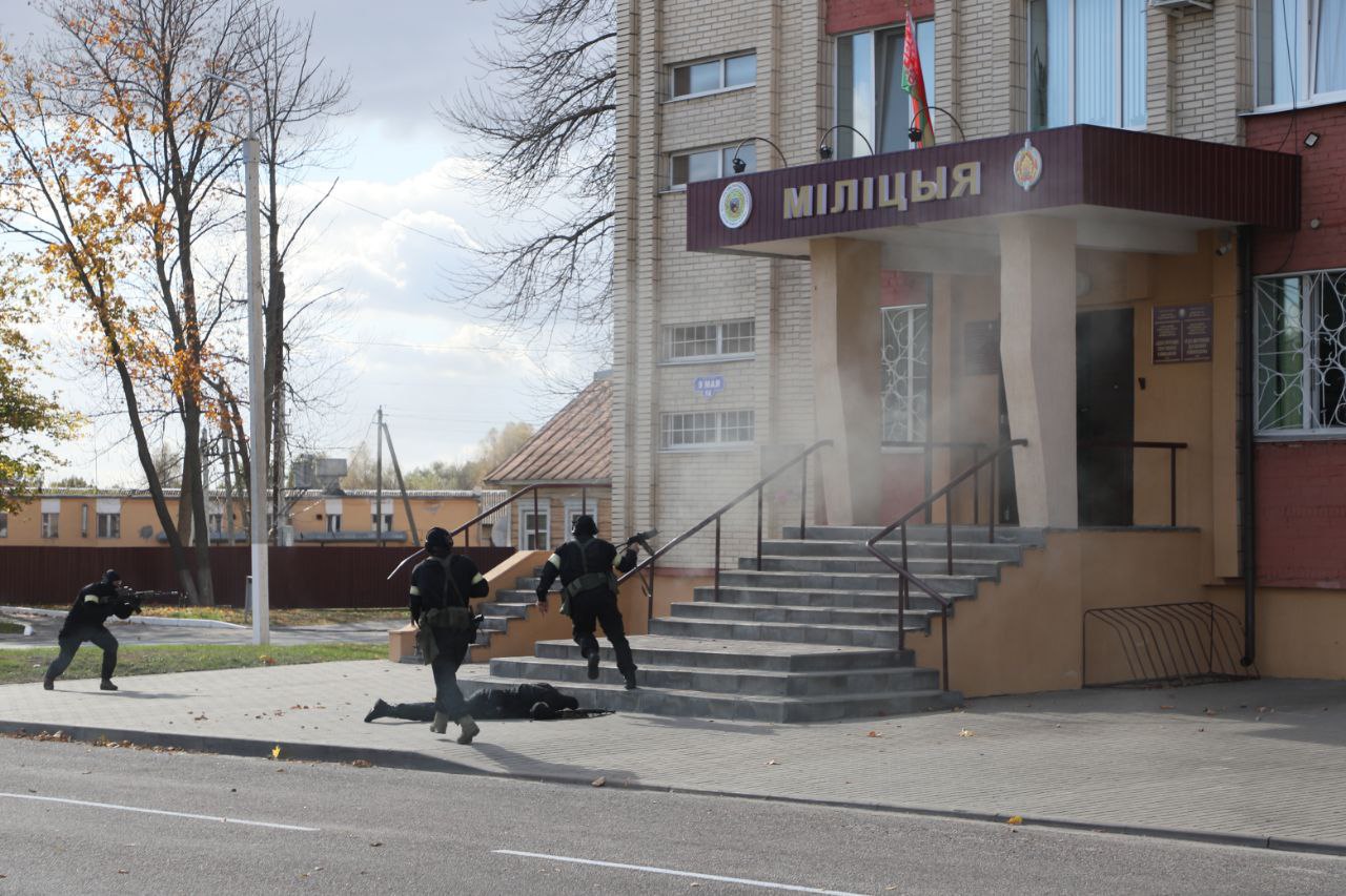 В Ельске тренировались отражать атаки на РОВД и райисполком