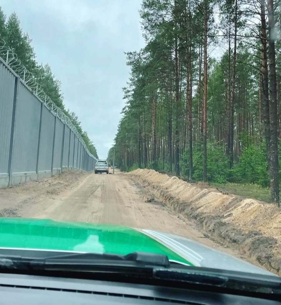 Жарын объявил о завершении строительства забора на границе с Беларусью