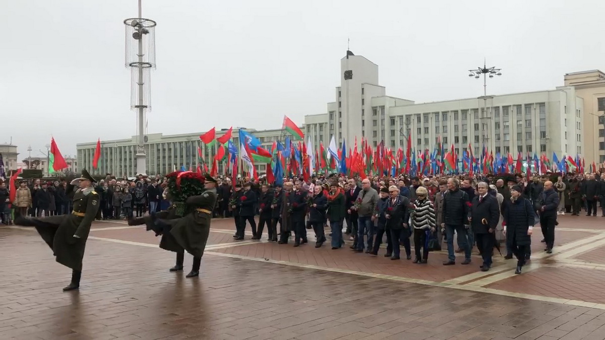 Фотофакт: в Минске возложили цветы к памятнику Ленину