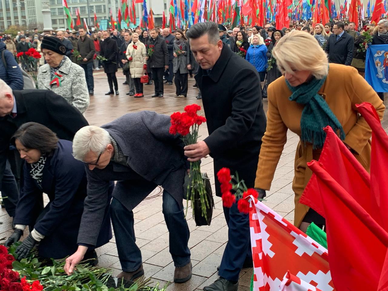 Фотофакт: в Минске возложили цветы к памятнику Ленину