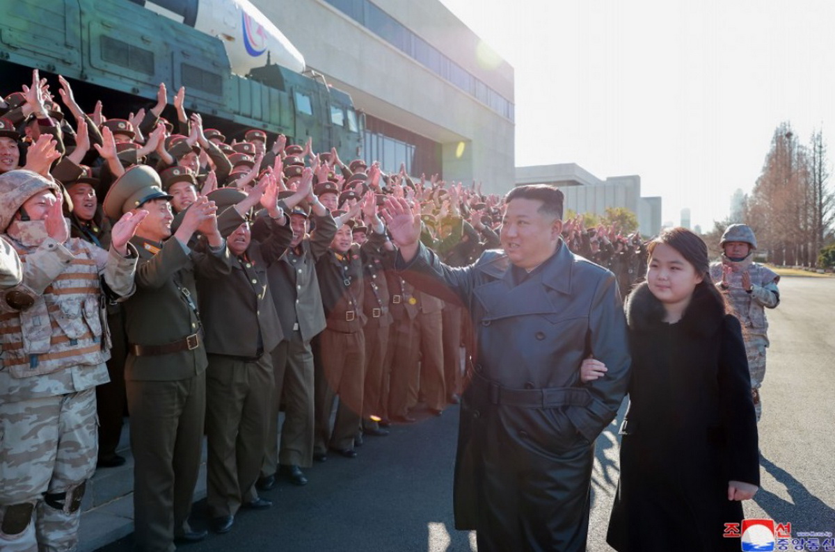 Ким Чен Ын присвоил звание героя КНДР пусковой установке баллистической ракеты