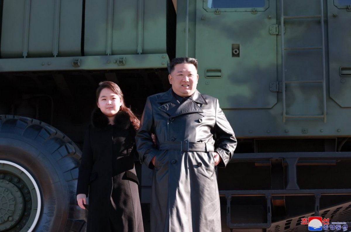 Ким Чен Ын присвоил звание героя КНДР пусковой установке баллистической ракеты