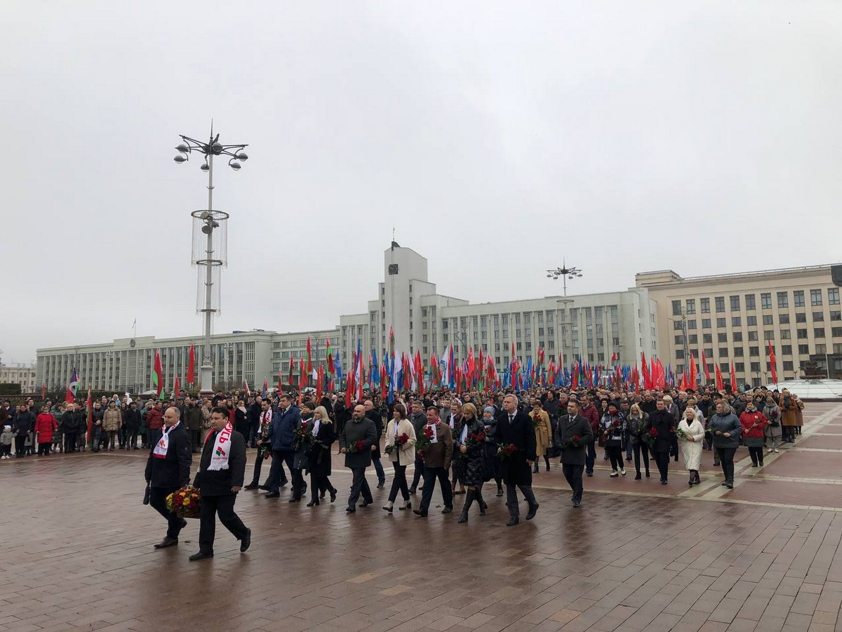 Фотофакт: в Минске возложили цветы к памятнику Ленину