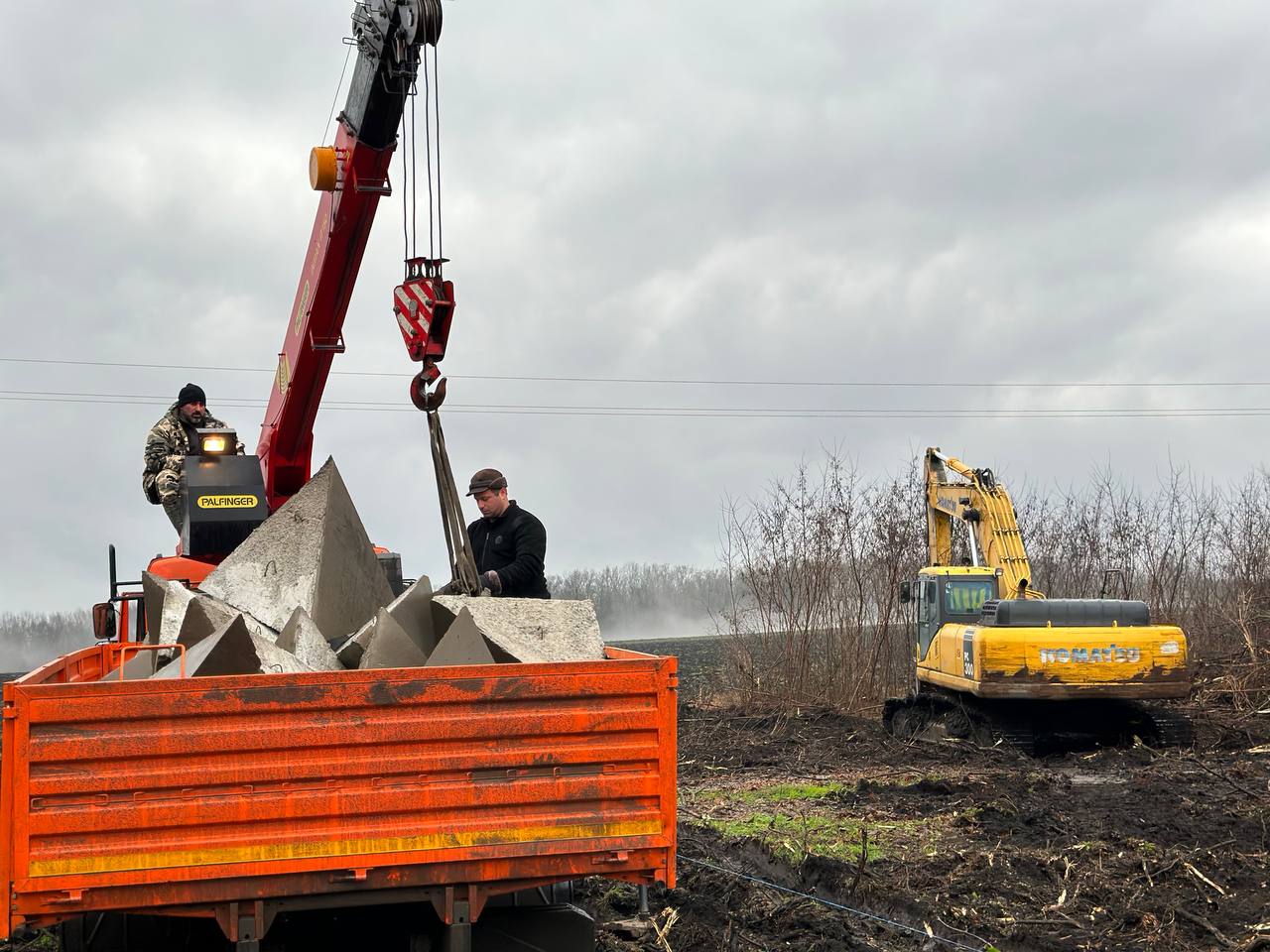 В Белгородской области РФ копают рвы на границе с Украиной - фото