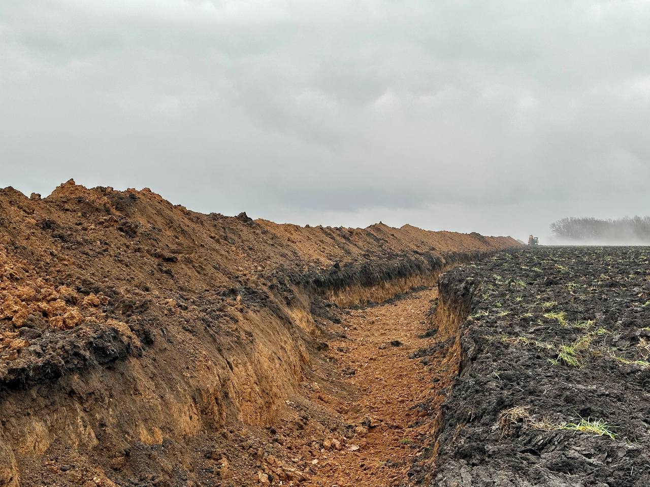 В Белгородской области РФ копают рвы на границе с Украиной - фото