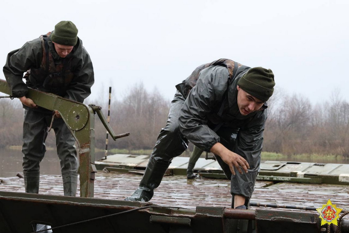 Через Сож в Могилевской области наводят наплавной мост