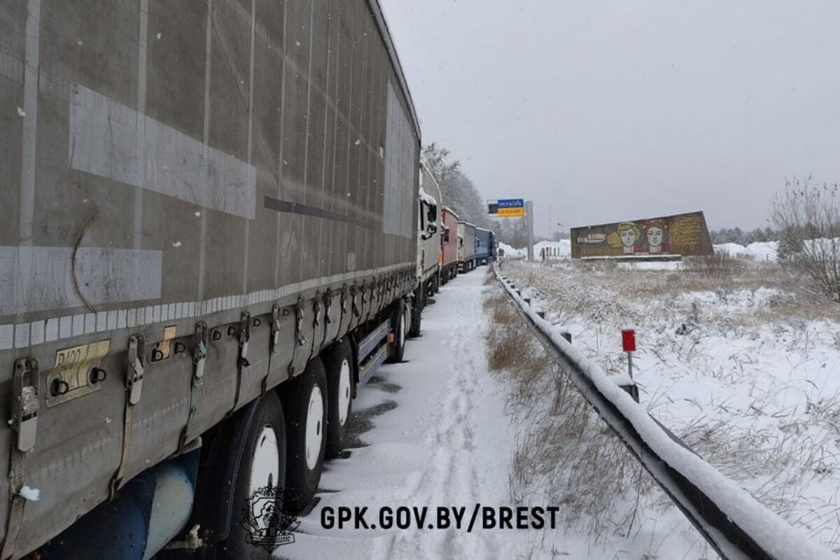 На беларусско-украинской границе эвакуируют фуры, оставленные после начала  войны — REFORM.news