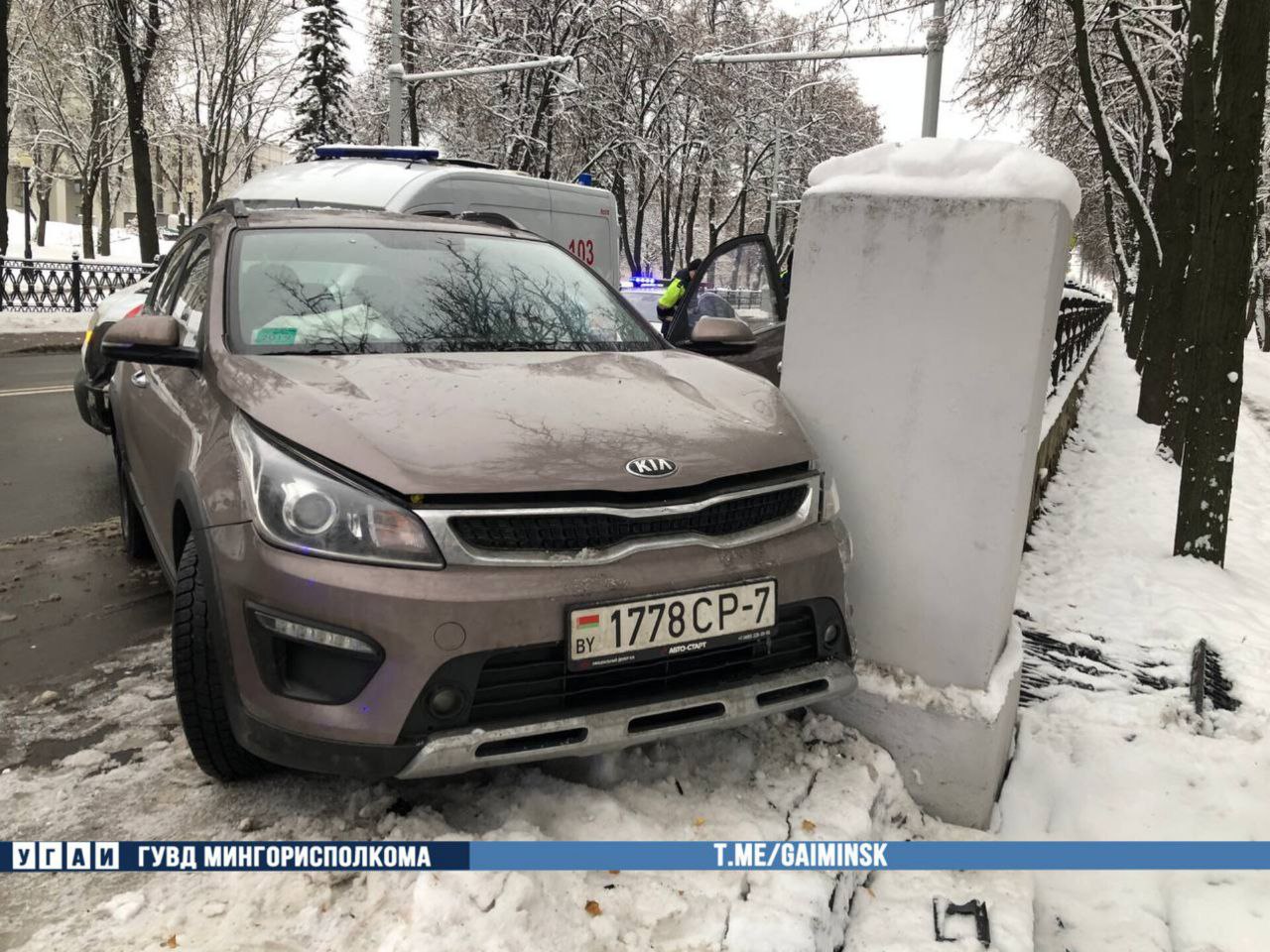 KIA врезался в забор парка в Минске, водитель скончался