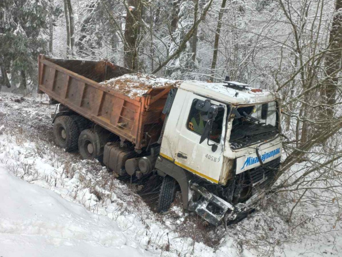 В Дзержинском районе столкнулись автобус и грузовик