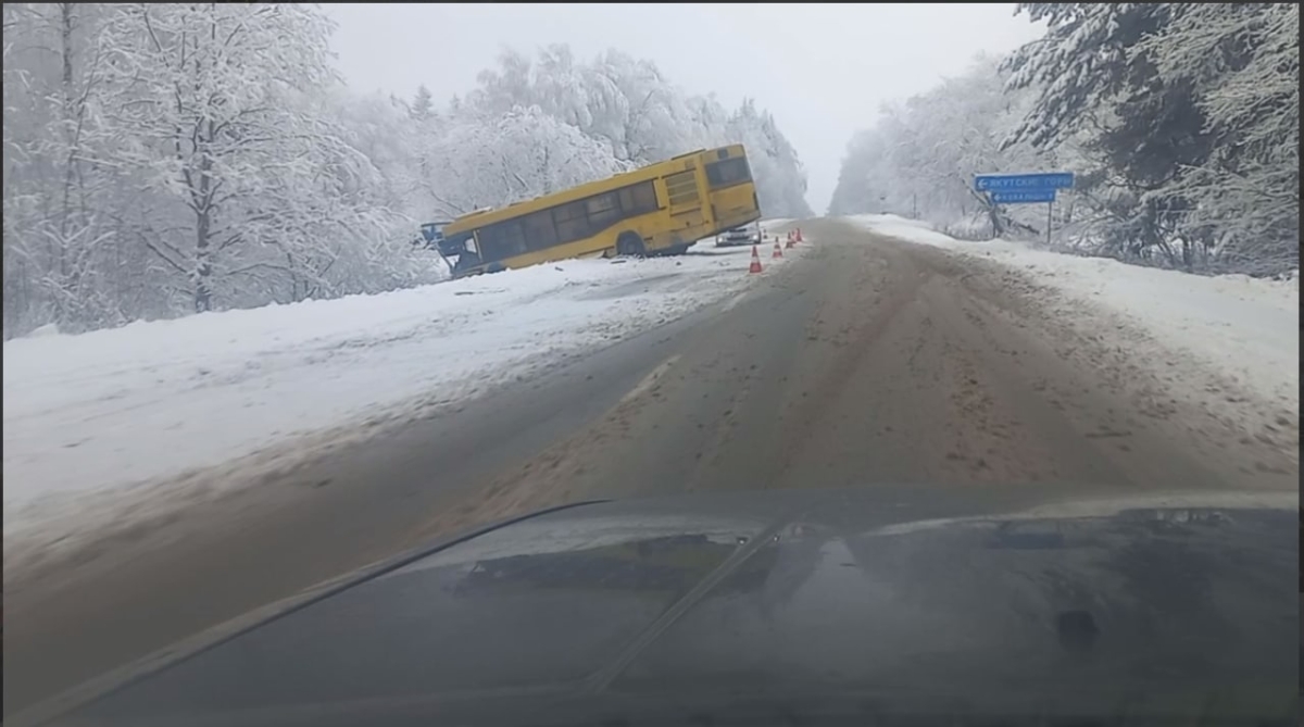 В Дзержинском районе столкнулись автобус и грузовик