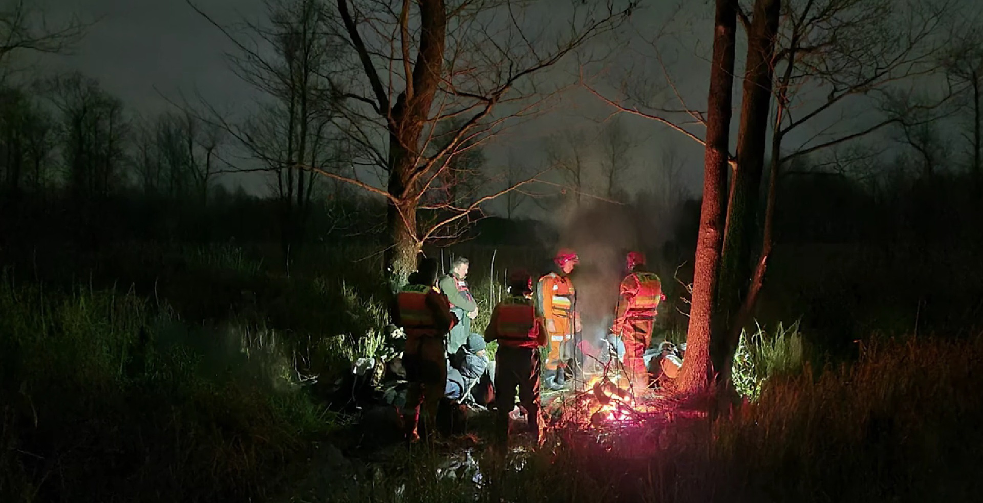 Польские пограничники спасли 10 мигрантов из болота