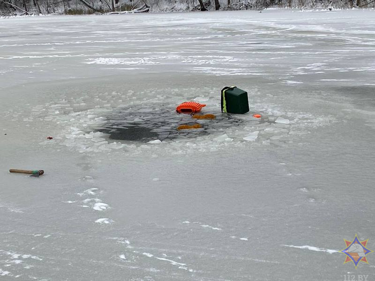 Четыре рыбака провалились под лед в воскресенье