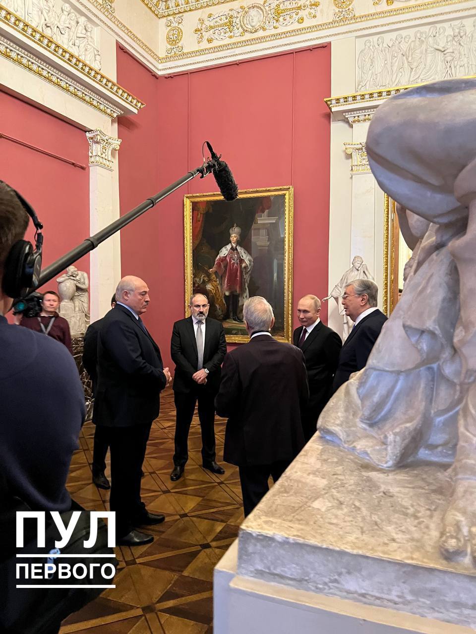 Путин пригласил Лукашенко в Русский музей поговорить по серьезным делам