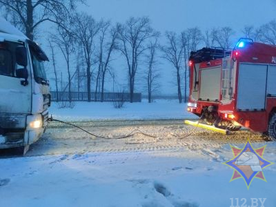 МЧС подвело итоги непогоды: 108 автомобилей оказались в заносах