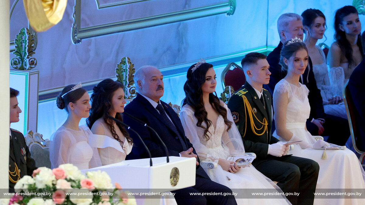 Лукашенко напомнил участникам молодежного бала, о чем они должны думать