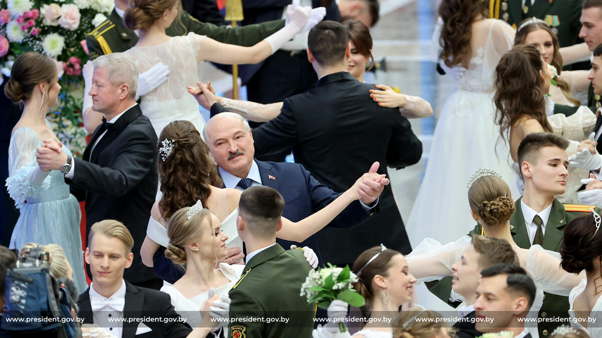 Лукашенко напомнил участникам молодежного бала, о чем они должны думать
