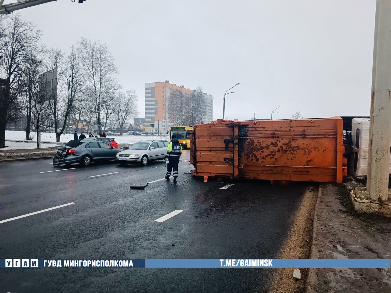 Собака "опрокинула" мусоровоз на Партизанском проспекте в Минске в последний день года