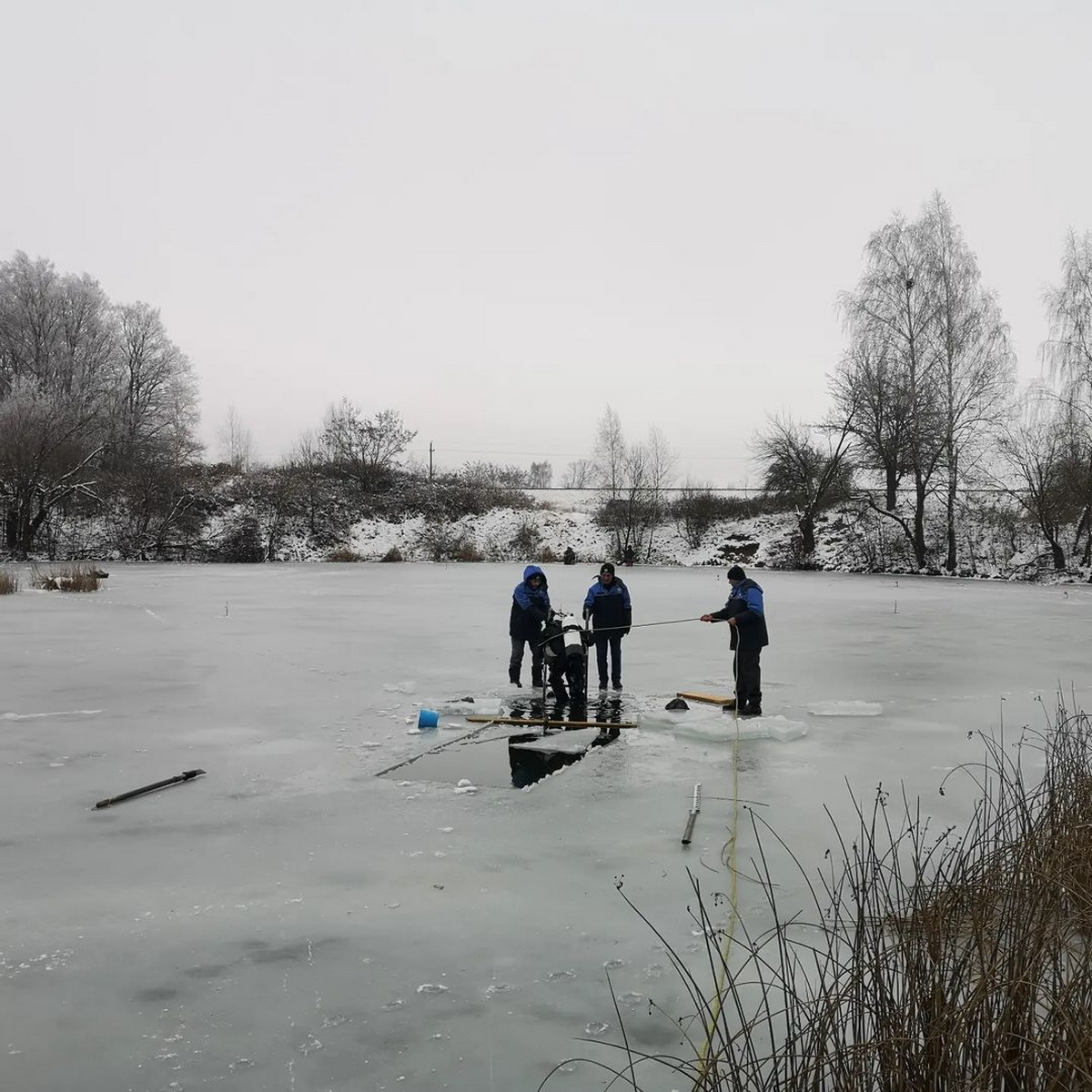 В барановичском водоеме нашли вмерзшие в лед сапоги и рыболовные снасти