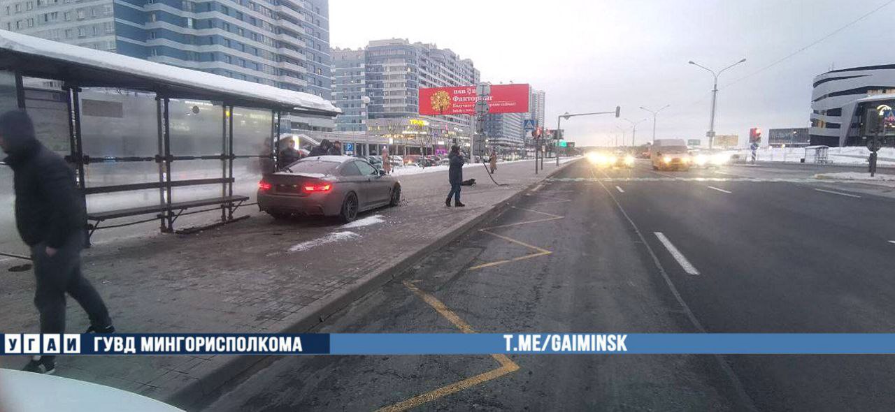 BMW влетела в остановку на проспекте Победителей в Минске