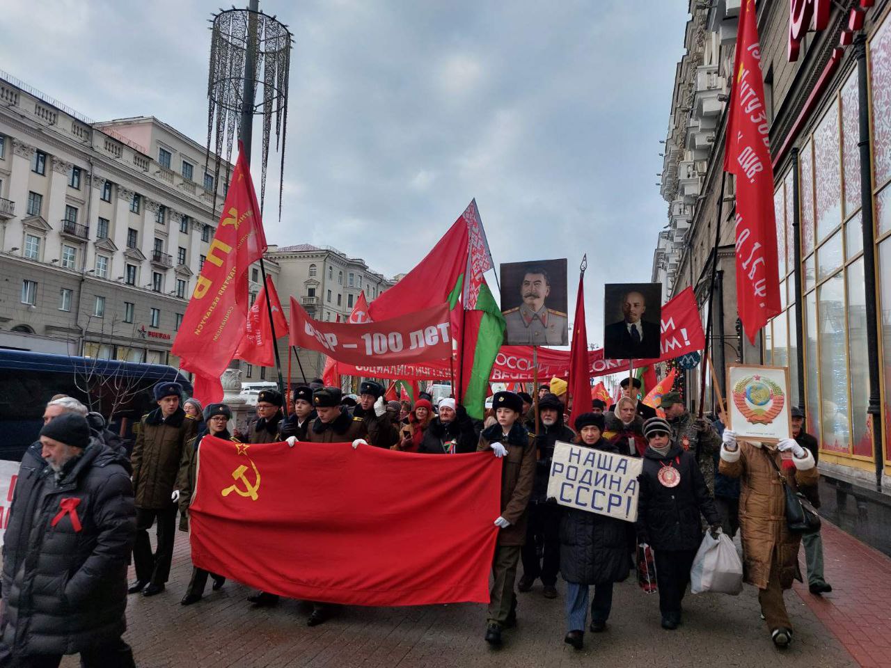 В Минске прошел марш с флагами СССР и портретами Сталина