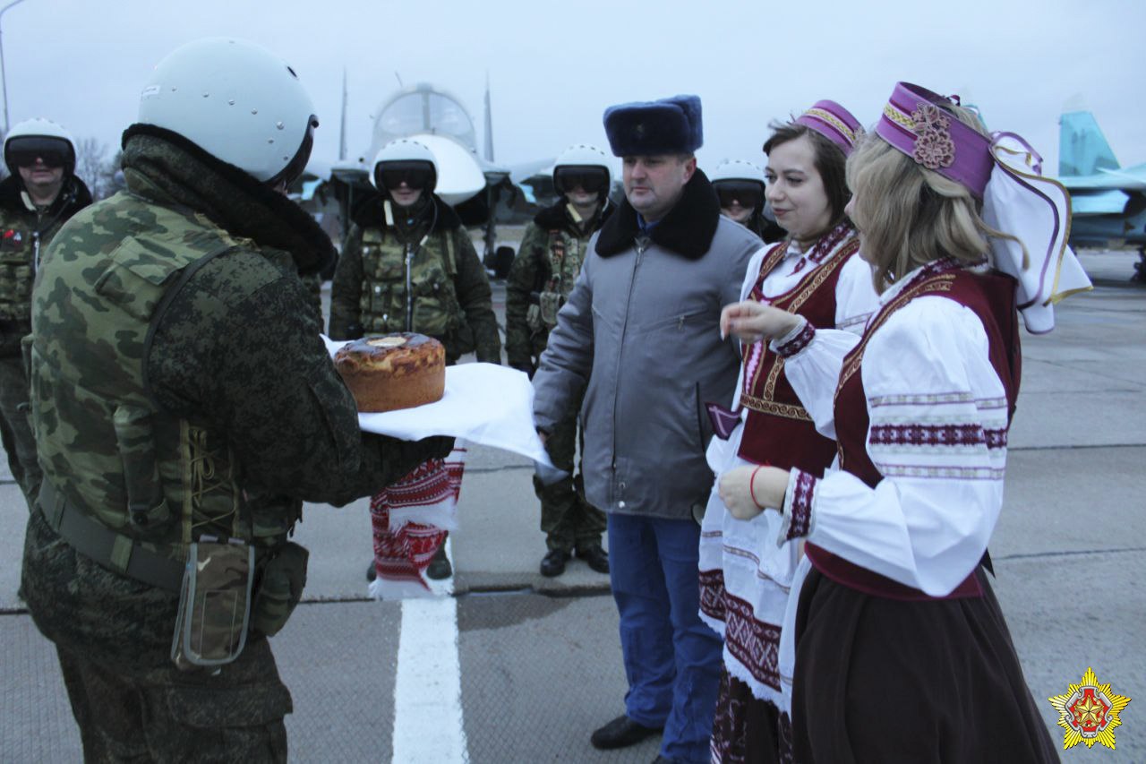 Минобороны показало встречу россиян, прибывших на летно-тактическое учение