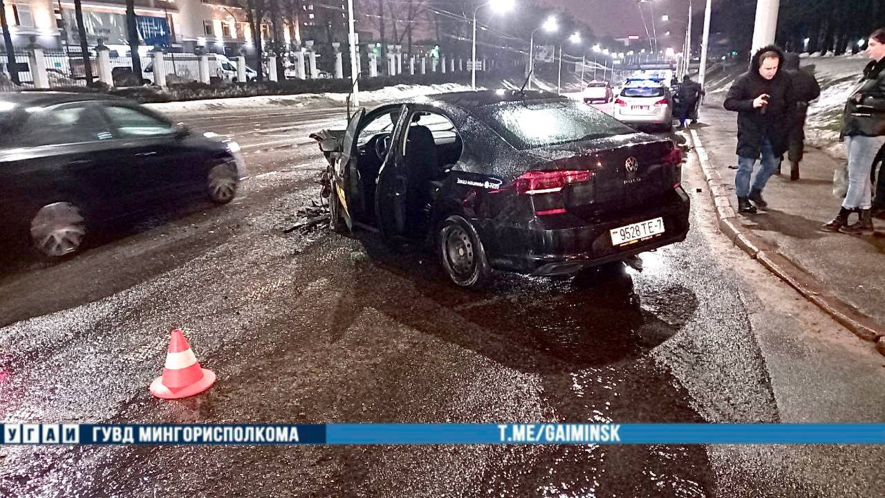 Четыре человека пострадали в ДТП с такси в Минске