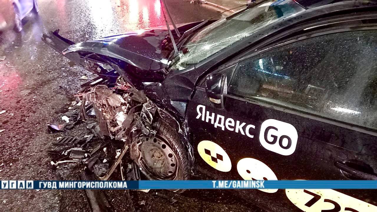 Четыре человека пострадали в ДТП с такси в Минске