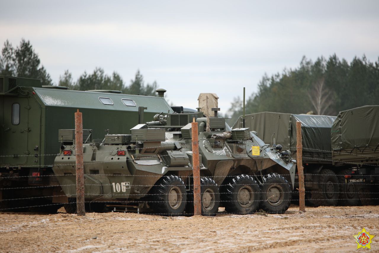 Фотофакт: Лукашенко показали быт российских военных на полигоне