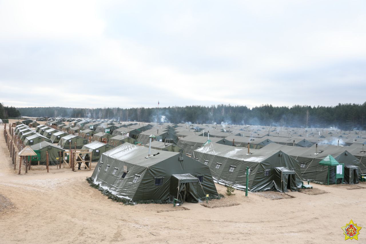 Фотофакт: Лукашенко показали быт российских военных на полигоне