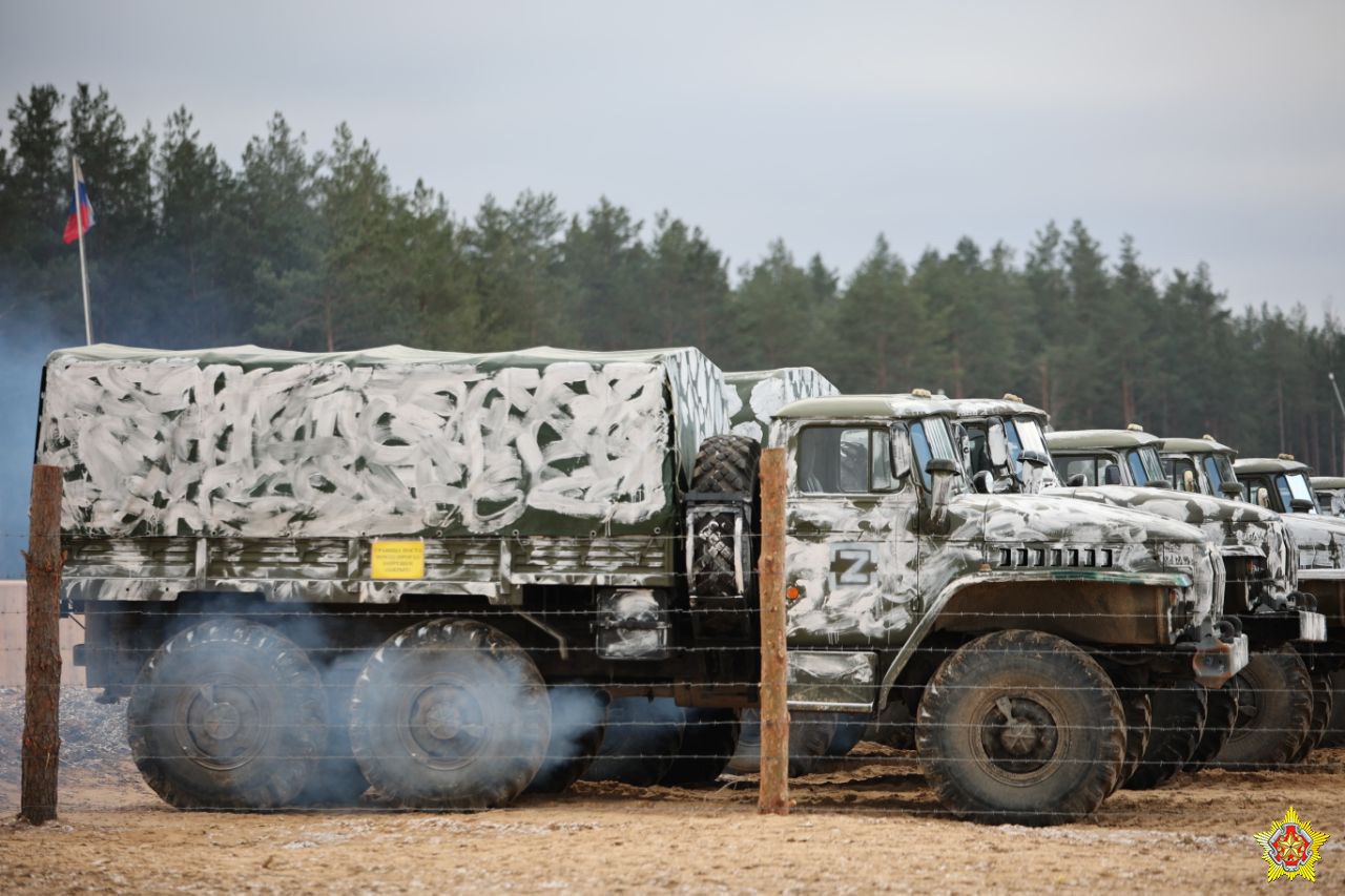 Фотофакт: Лукашенко показали быт российских военных на полигоне