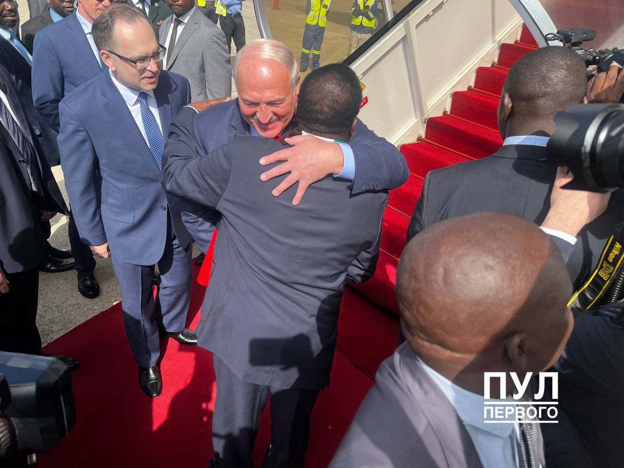 Лукашенко загорел перед встречей с президентом Зимбабве
