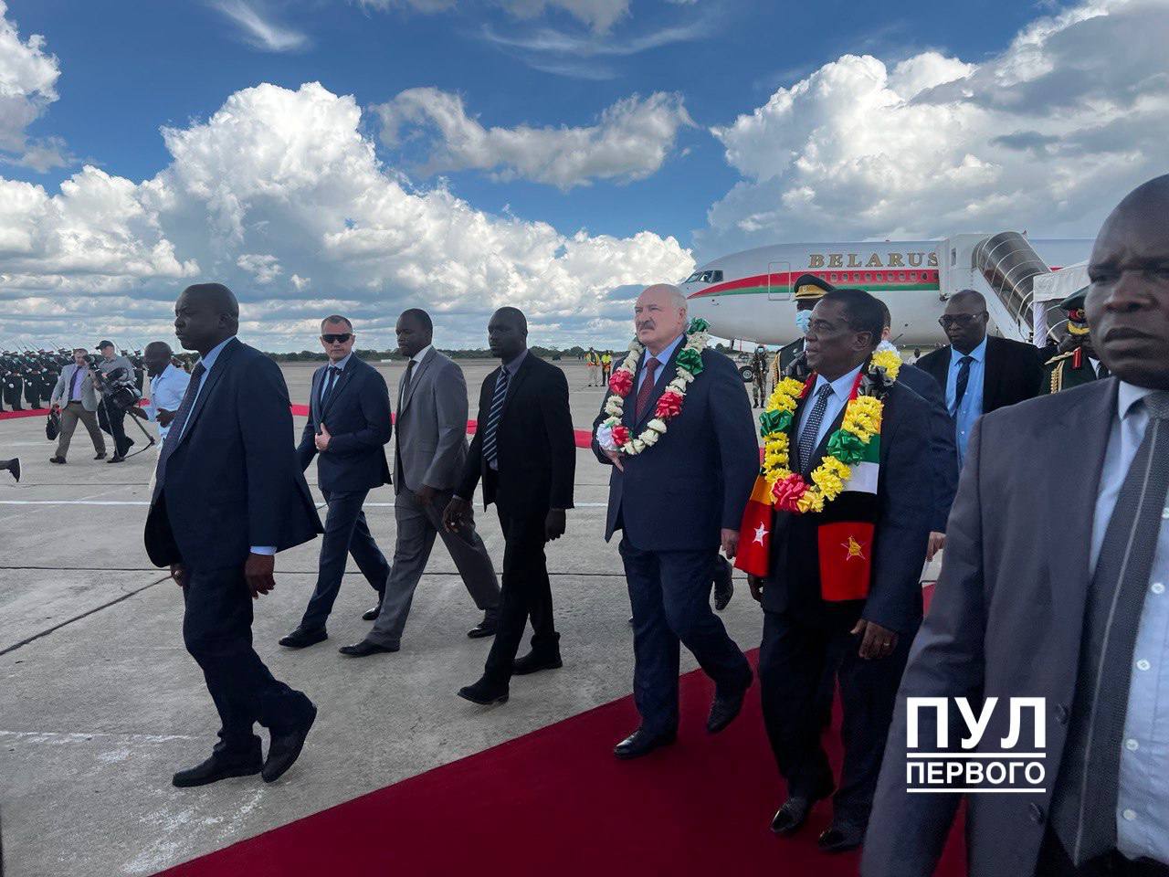 Лукашенко загорел перед встречей с президентом Зимбабве