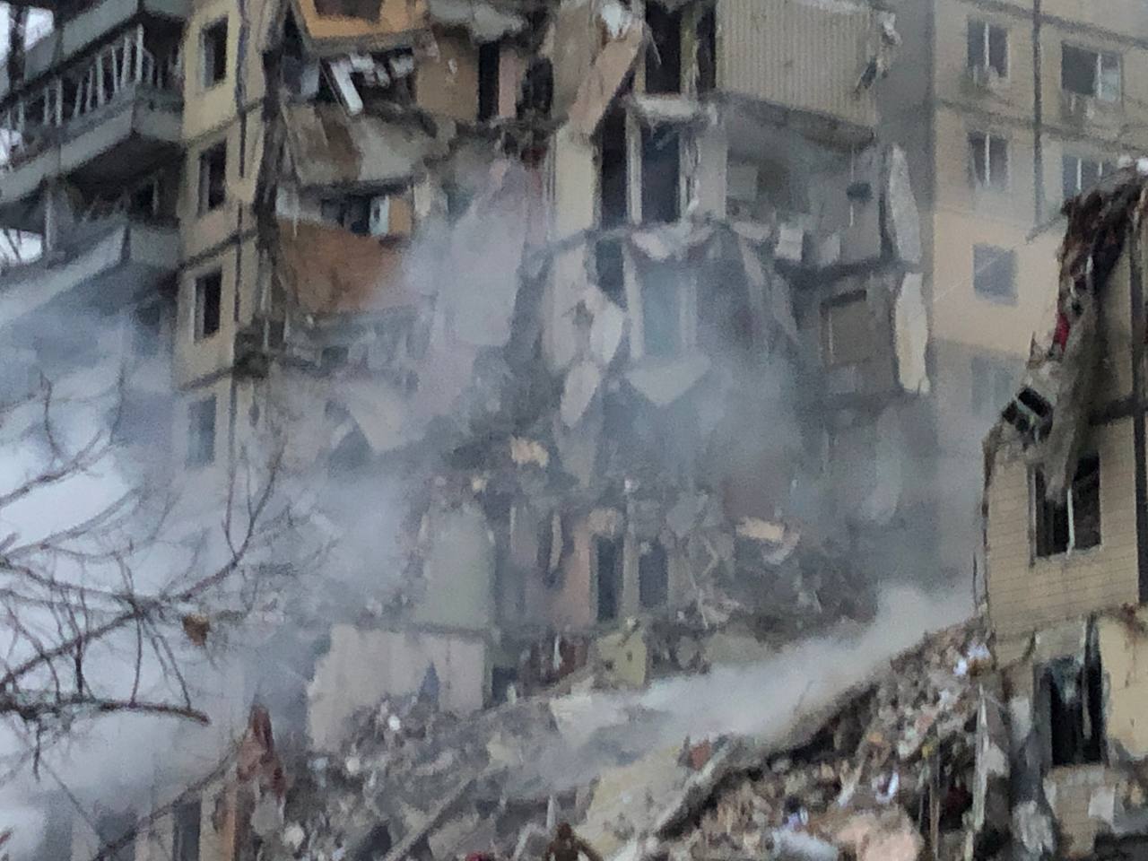 Ракетный удар уничтожил подъезд многоэтажки в Днепре