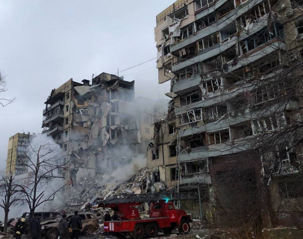 Ракетный удар уничтожил подъезд многоэтажки в Днепре