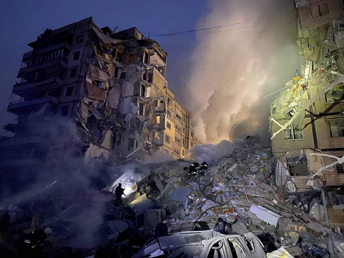 Ракетный удар уничтожил подъезд многоэтажки в Днепре