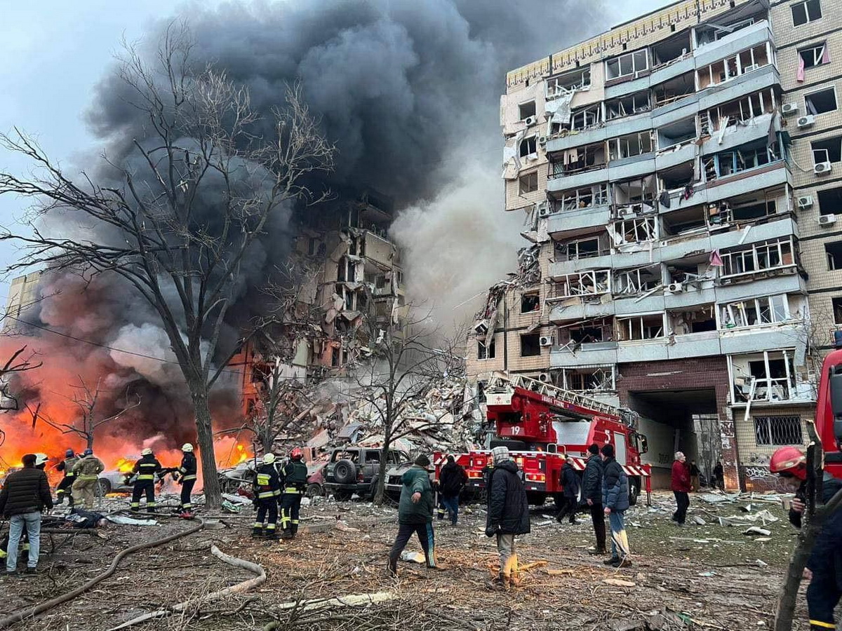 Ракетный удар уничтожил подъезд многоэтажки в Днепре