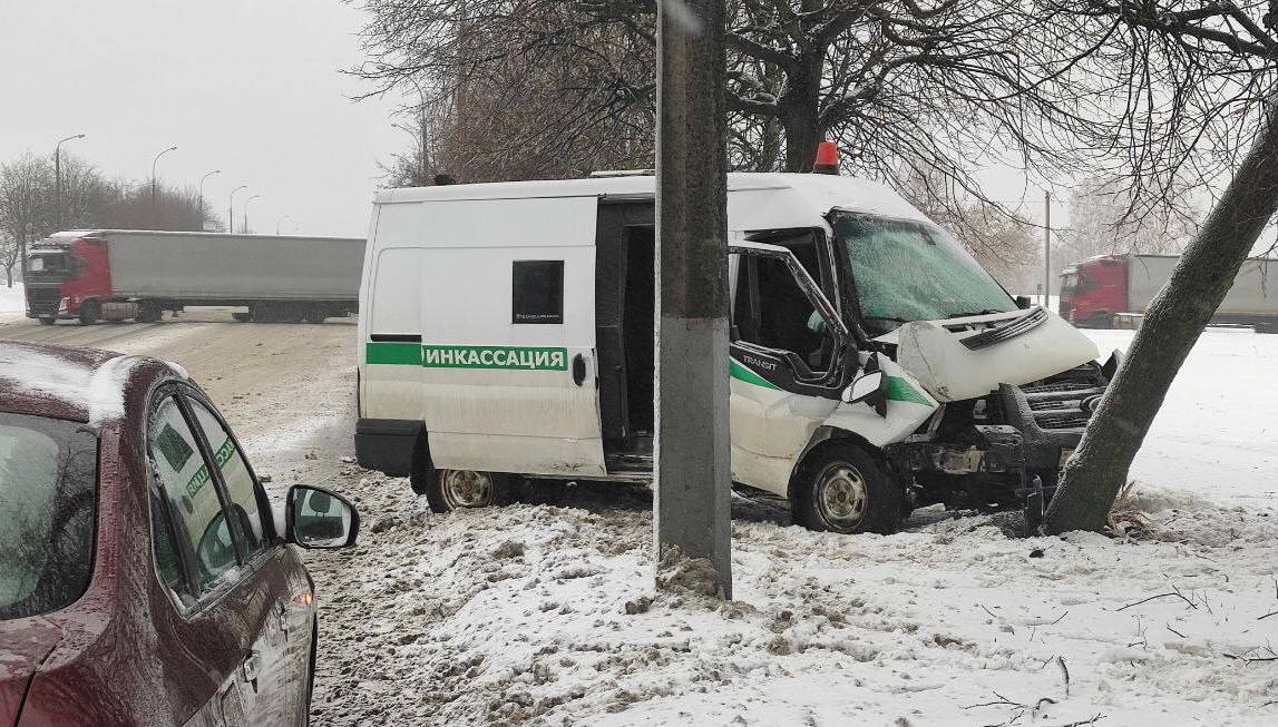 Машина инкассации врезалась в дерево в Могилеве